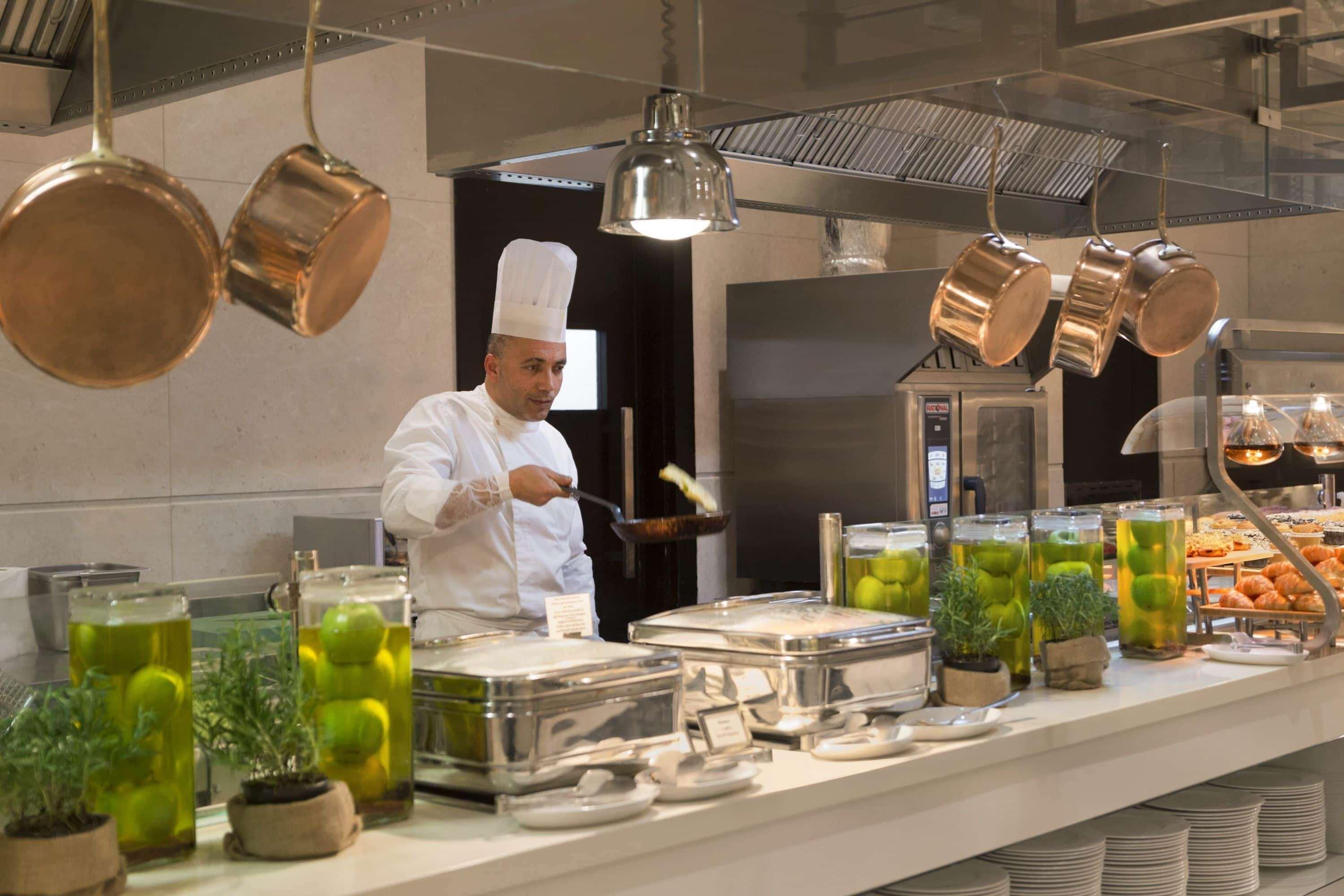 Wyndham Grand Istanbul Levent Hotel & Conference Center 伊斯坦布尔 外观 照片 A chef at work