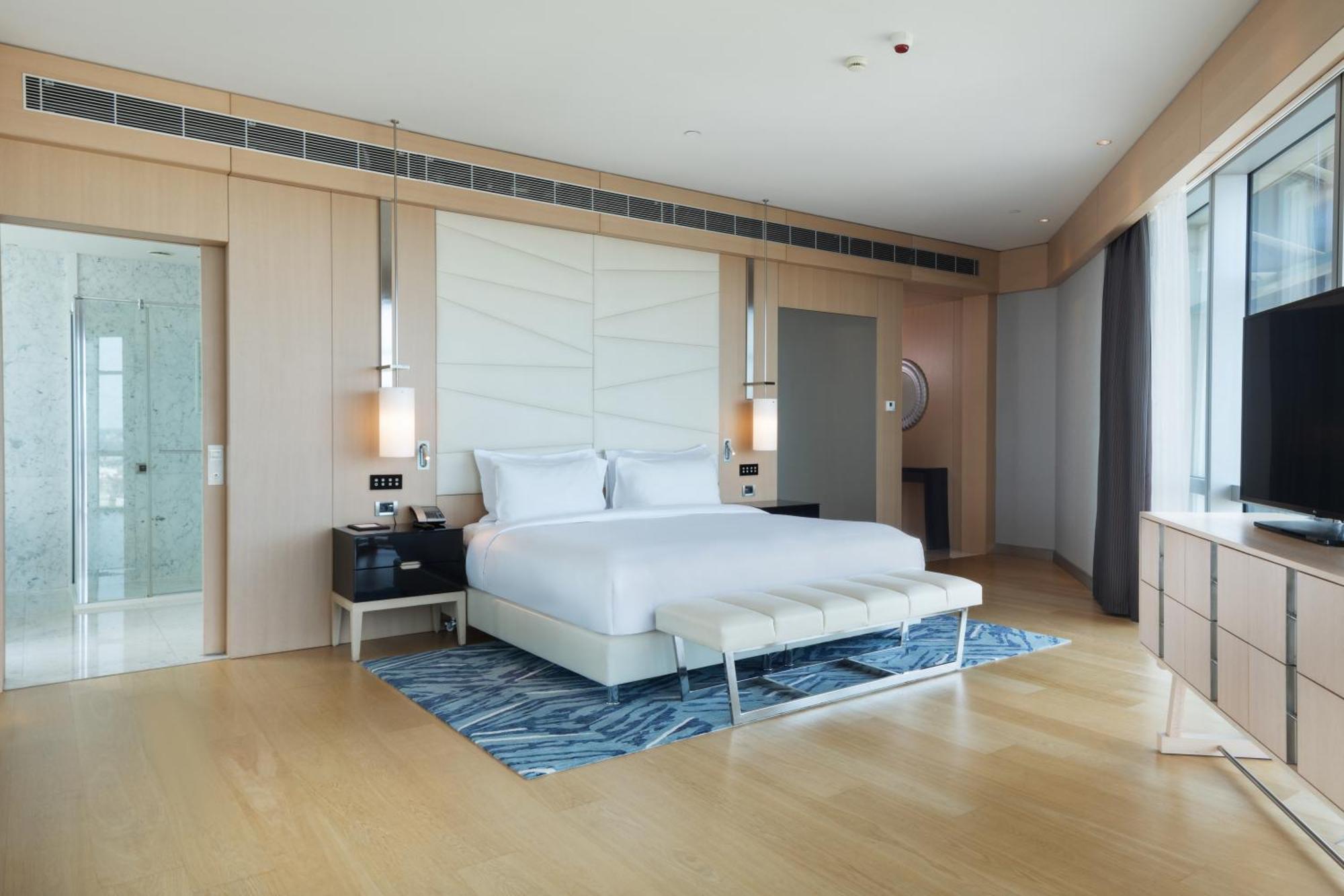 Wyndham Grand Istanbul Levent Hotel & Conference Center 伊斯坦布尔 外观 照片 A bedroom at the hotel