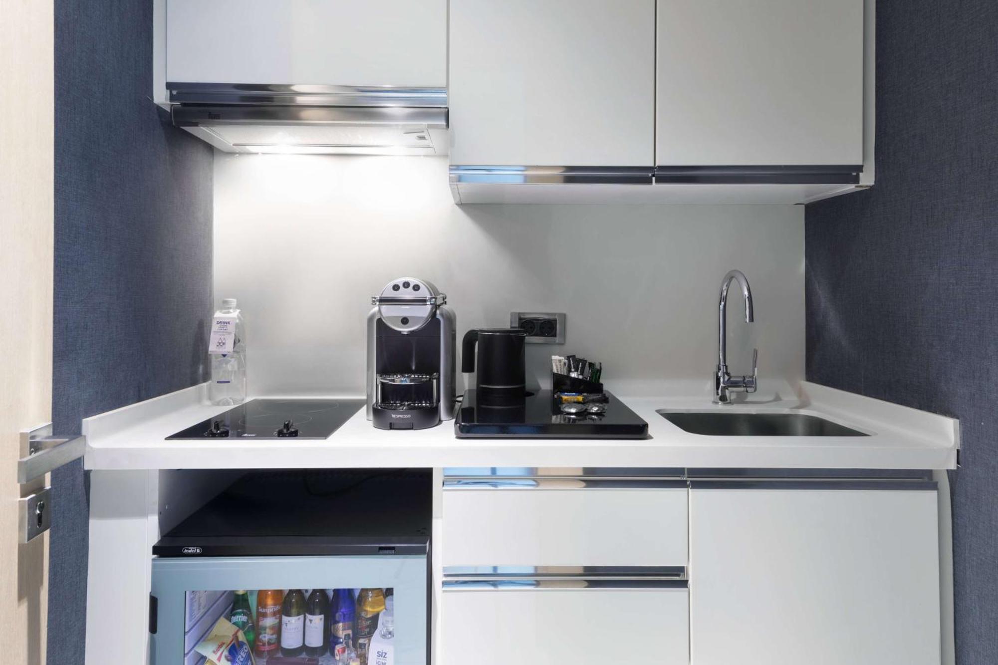 Wyndham Grand Istanbul Levent Hotel & Conference Center 伊斯坦布尔 外观 照片 A kitchen in a serviced apartment in Paris