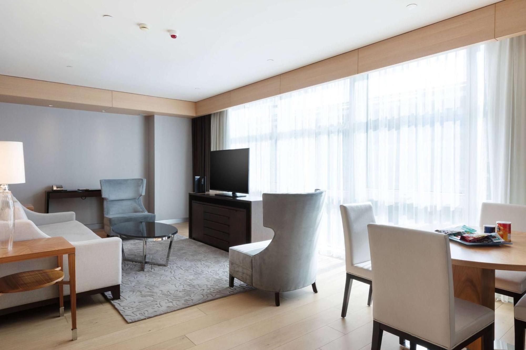 Wyndham Grand Istanbul Levent Hotel & Conference Center 伊斯坦布尔 外观 照片 A living room in a typical apartment