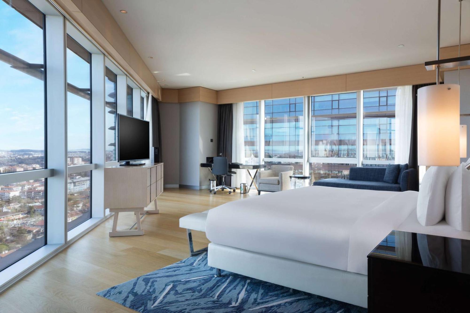 Wyndham Grand Istanbul Levent Hotel & Conference Center 伊斯坦布尔 外观 照片 A guest room at the hotel