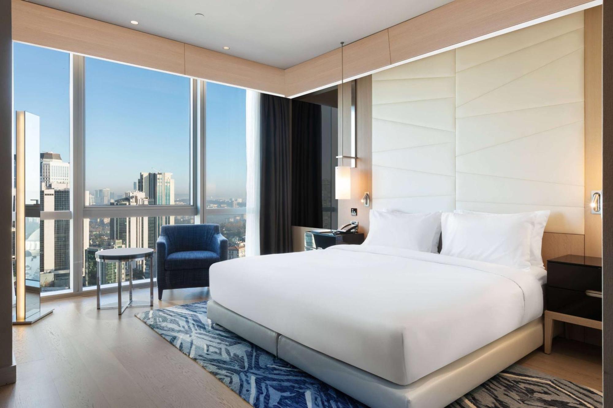 Wyndham Grand Istanbul Levent Hotel & Conference Center 伊斯坦布尔 外观 照片 A bedroom at the hotel