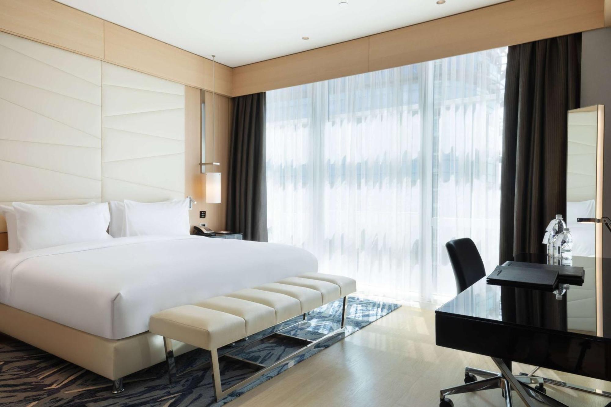 Wyndham Grand Istanbul Levent Hotel & Conference Center 伊斯坦布尔 外观 照片 A room at the hotel